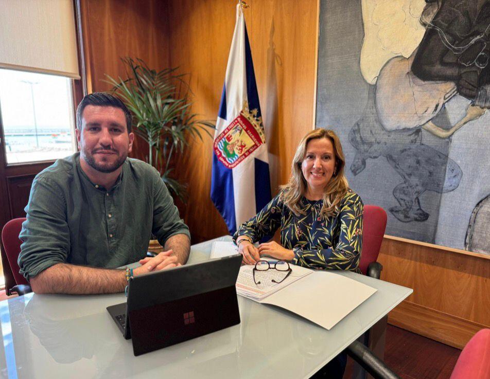 La presidenta del Cabildo de Tenerife, Rosa Dávila, y el consejero insular de Juventud y Formación, Serafín Mesa.
